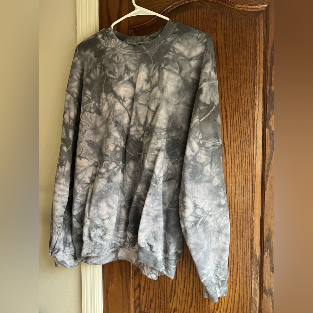 Gildan black and gray, tie-dye, crewneck sweatshirt